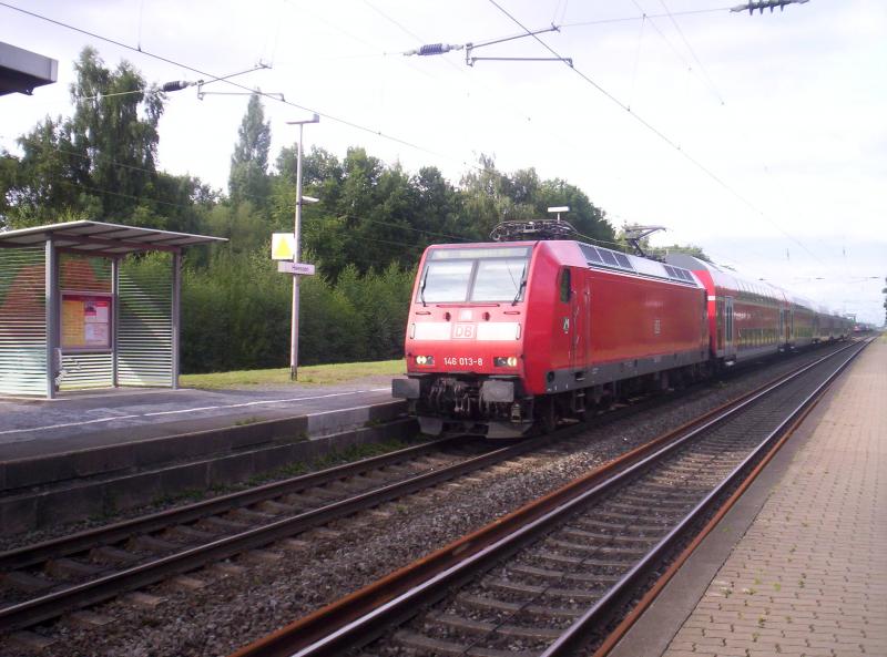 146 013-8 als RE6 nach Dsseldorf Hbf bei der Einfahrt von Hesseen am 01.08.2005.