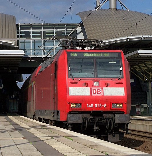 146 013-8 beim Vorletzten Halt ihrer fahrt. Hier steht sie am Dsseldorfer Flughafen und wartet auf die weiterfahrt in Richtung Dsseldorf Hbf wo ihr Zug enden wird. 24.09.07