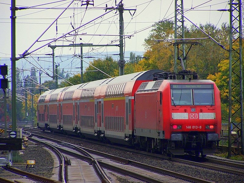 146 013-8 schiebt ihren RE1(10130) aus dem verregneten Bahnhof D�ren.