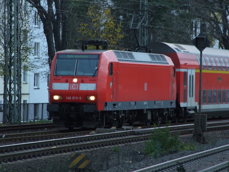 146 013-8 steht mit Dosto´s in Koblenz bereit.Aufgenommen vom Sdlichen Ende von Gleis 5.(06.11.07) 