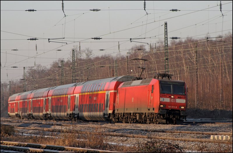 146 013 legt sich bei Bochum-Ehrenfeld mit dem RE1 (RE 10113)  NRW-EXPRESS  in die Kurve. (30.12.2008)
