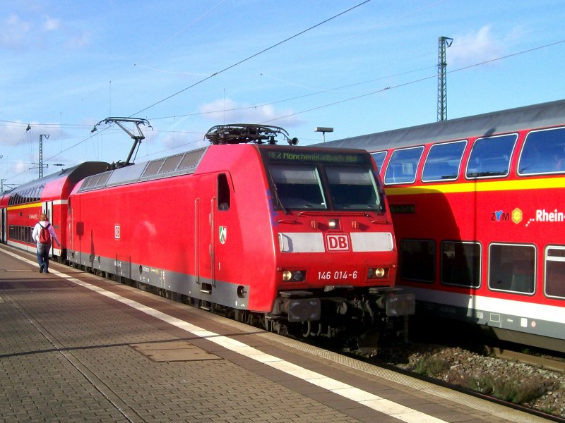 146 014-6 als RE 2 auf dem Weg nach Mnchengladbach Hbf hier bei stahlender Sonne in Viersen. 14.01.2007
