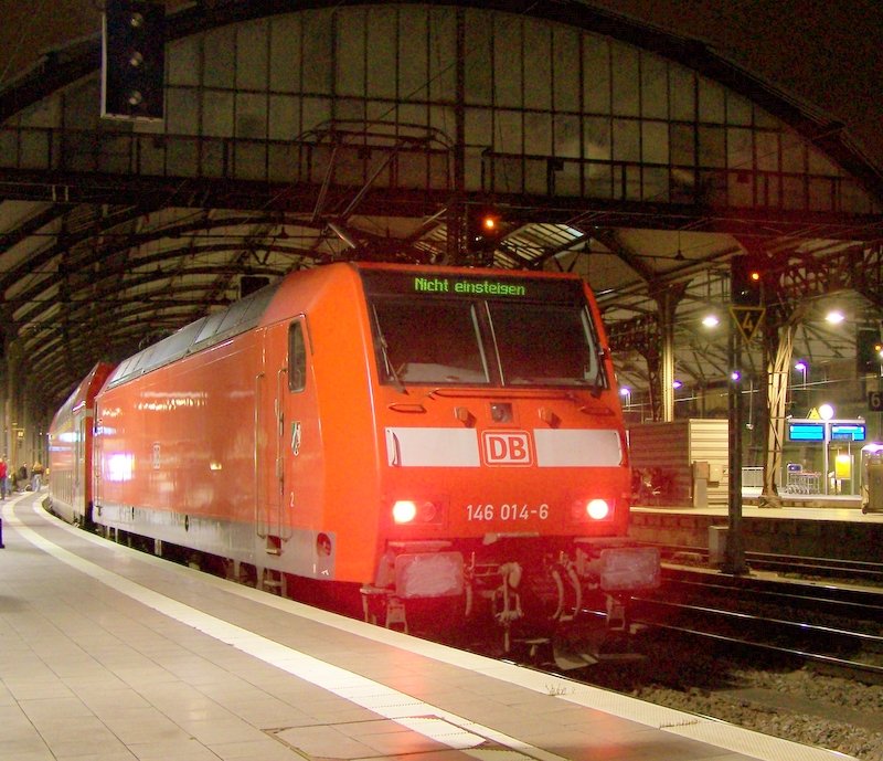 146 014-6 km mit dem RE 10440 gerade aus D�sseldorf Hbf hier an. Dies ist der einzige RE4-park der mit einer 146 in Richtung Aachen f�hrt, dies aber auch nur weil die Doppelstockwagen des RE6 (Minden-D�sseldorf) nach Aachen ins Werk m�ssen. Also ein Zug der von Minden nach Aachen Hbf durchf�hrt! Abfahrt in Minden um 16:29, ankunft in Aachen um 20:45! 14.12.07