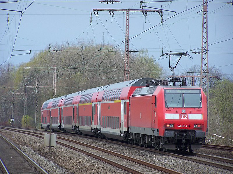 146 014-6 schiebt einen RE1  NRW-Express  in Richung Aachen Hbf durch die S-bahnstation Essen-Fronhausenam 30.03.08