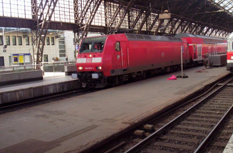 146 015-3 in Kln Hbf mit dem RE 1  NRW-Express  am Hacken. Datum:01.04.2005