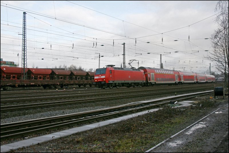 146 015 bringt am 05.01.2008 bei Bochum-Ehrenfeld den RE6 (RE 4320)  WESTFALEN-EXPRESS  nach Dsseldorf. 