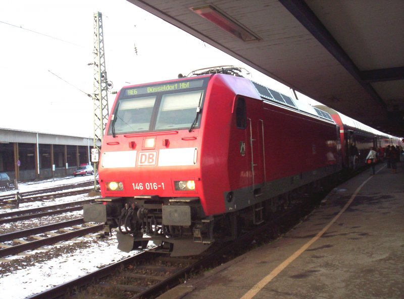 146 016-1 als RE 6 grade kurz vor der Abfahrt in richtung D�sseldorf Hbf in Minden(westf)
