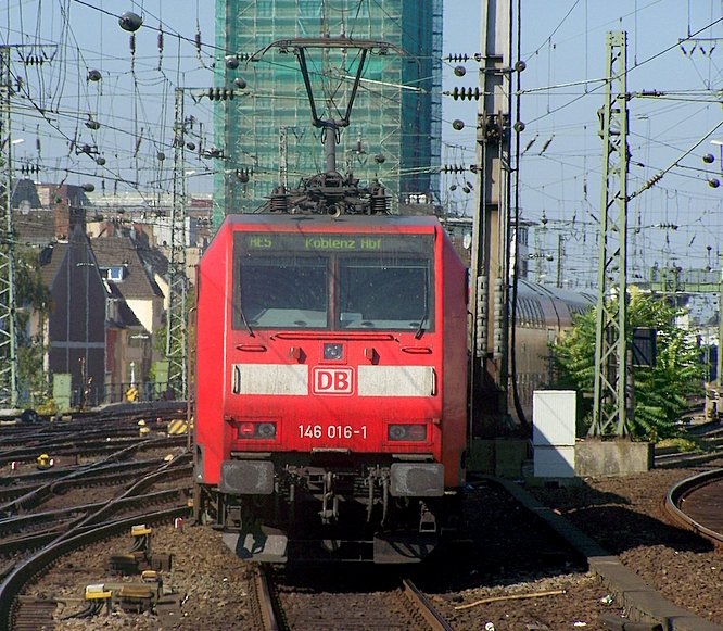 146 016-1 als RE5  Rhein-Express  nach Koblenz. Hier schiebt sie grade ihrer RE aus dem Klner Hbf herraus. 23.09.07