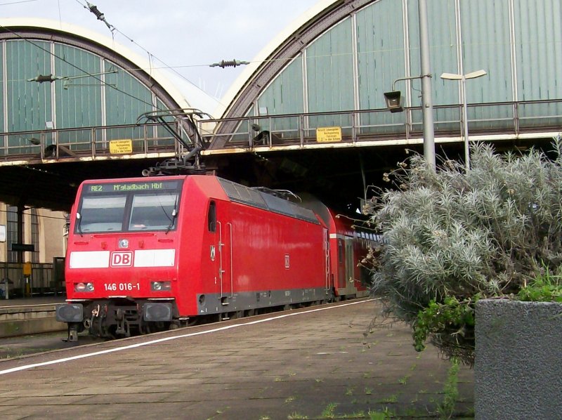 146 016-1 als Schublok des RE2 in M´gladbach Hbf. 27.01.2007