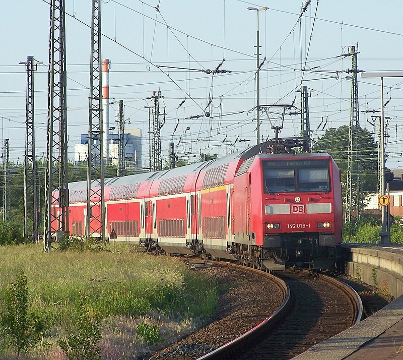 146 016-1 fhrt mit dem RE10442(RE4) in den Neusser Hbf ein. Dieser Zug kam mit 25 Minuten Versptung hier an. Grund ist: Personenschaden im Bereich Oelde. Da dieser Zug ja als RE6(RE4330) von Minden(Westf) bis Dsseldorf fuhr, kam er auch durch Oelde. Diese Versptung wirkt sich dann leider auch auf die Folgeleistung(RE10442) aus. 20.05.08