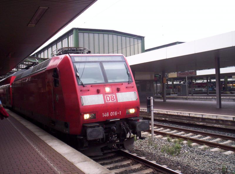 146 016-1 mit dem 6 teiligem RE 1 am Hacken in Duisburg in Richtung Hamm(Westf). 16.08.2005