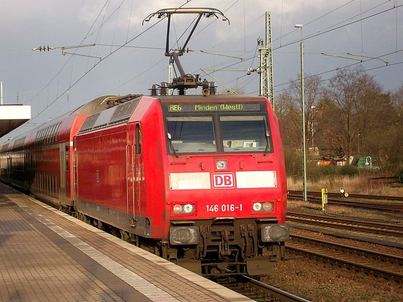 146 016-1 nach ihrer Ankunft im Midnen(Westf). Trotz schauer ein kleiner Sonnenschein der auf die Lok strahlt.