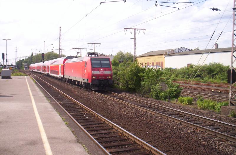 146 016-1 zog am 22.05.2005 den RE 1 auf seinem Weg nach Hamm(Westf) durch Essen-West.
