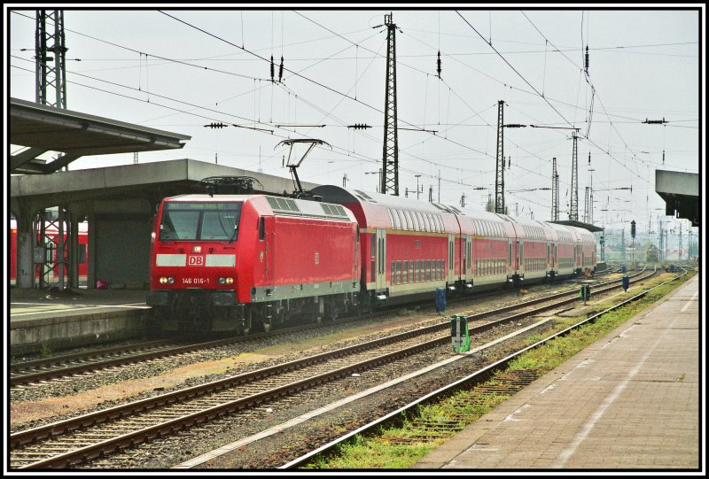146 016 ist soeben mit dem RE1  NRW-Express  aus Aachen in Hamm (Westf) eingetroffen. Nach der Wendepause geht es zurck Richtung Aachen.