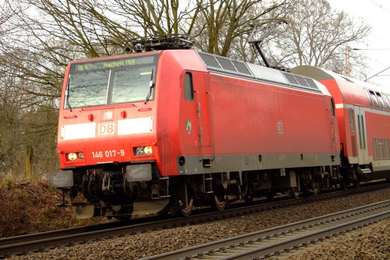 146 017-9 mit einem RE 4 nach Aachen HBF. In krze wird sie mit ihrem RE Solingen HBF erreichen.