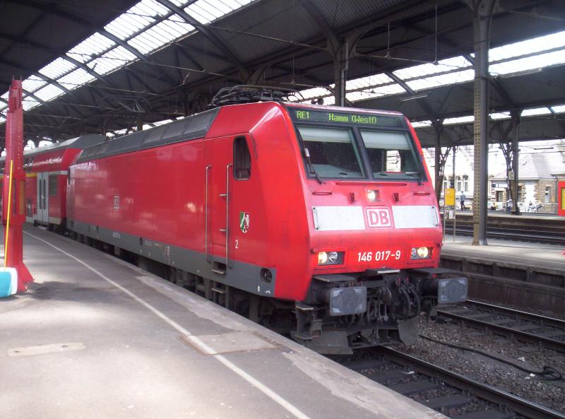 146 017-9 wartet am 15.06.2005 auf Abfahrt nach Hamm(Westf) in Aachen Hbf.