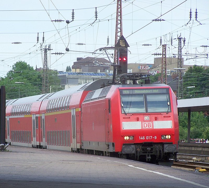146 017-9 zieht den RE4330(RE6) in den Essener Hbf ein und wird ihn nach kurzem Aufenthalt verlassen Richtung Dsseldorf. 19.05.08