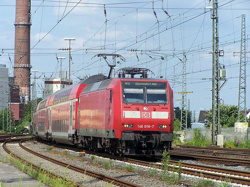 146 018-7 zieht den RE6(4330) in den Bielefelder Hbf ein. 30.06.08
