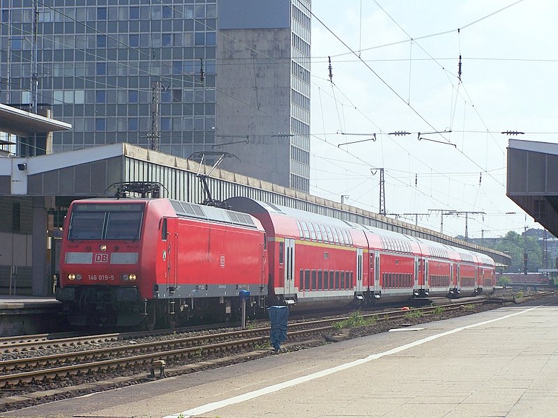 146 019-5 ist auf dem Weg nach Dsseldorf grade in Essen Hbf eingefahren. RE6 am 30.06.08 in Essen.