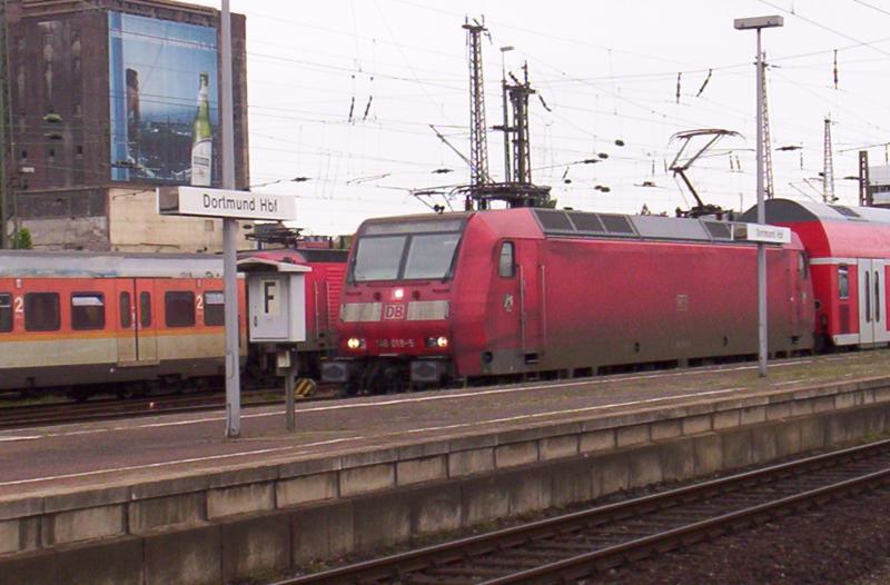146 019-5 fhrt in den Hautbahnhof von Dortmund ein mit fnf Dostos hinten dran als  RE 1 Hamm(Westf)  nach kurzer Pause weiter. 05.05.2005