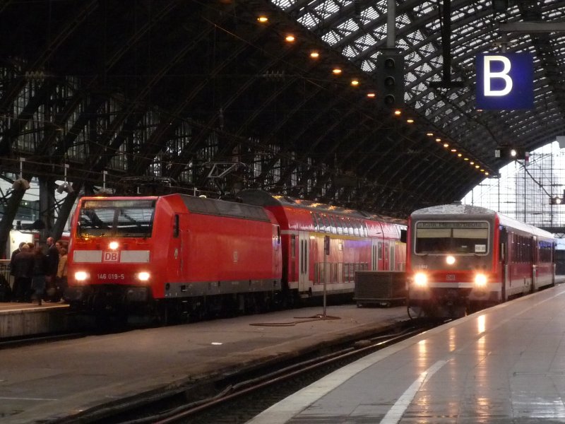 146 019-5 mit RE 5 nach Emmerich und 628 502 aus Bedburg(Erft) treffen sich in K�ln Hbf. 17.04.09
