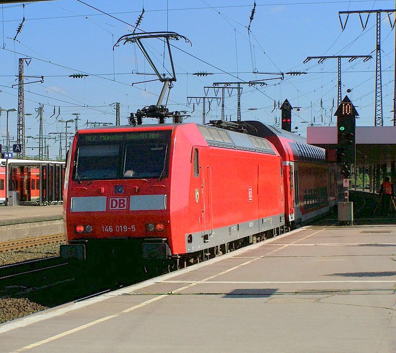 146 019-5 verlsst mit dem RE2 in Richtung Mnster(Westf)Hbf gleis 4 vom Essener Hbf. 24.09.07