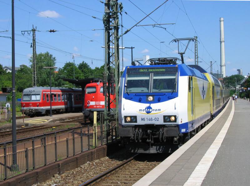146-02 hat den Metronom ME 82113 von Hamburg nach Uelzen gebracht. Im Hintergrund 110 487 und 614 019 - 11.07.2005
