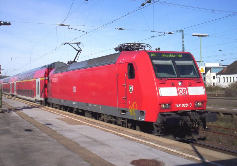 146 020-3 bei der Einfahrt von Herford als RE 6  Westfalen-Express  auf dem Weg nach D�sseldorf Hbf. 04.04.2007