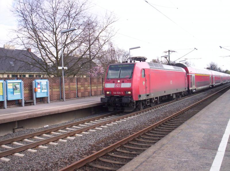 146 020-3 kam grade aus AAchen und wird nur ihre Fahrt nach Hamm(Westf) fortsetzten. Leverkusen Mitte am 10.04.2006