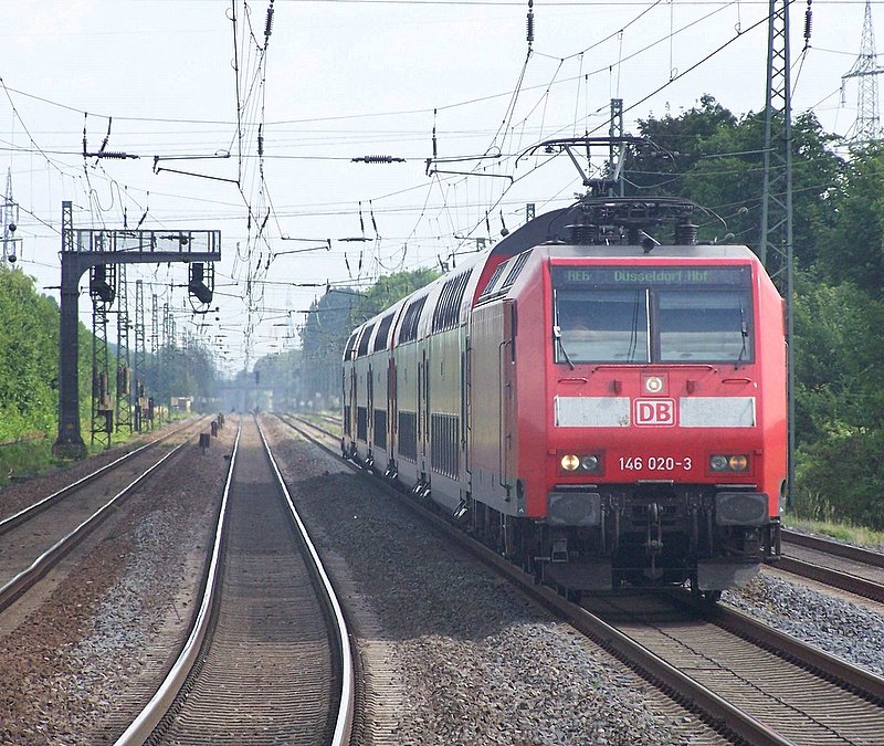 146 020-3 zieht den RE6 in Heessen ein. Nach kurzem Aufenthalt verlsst er diesen Bahnhof Richtung Dsseldorf Hbf. 30.06.08