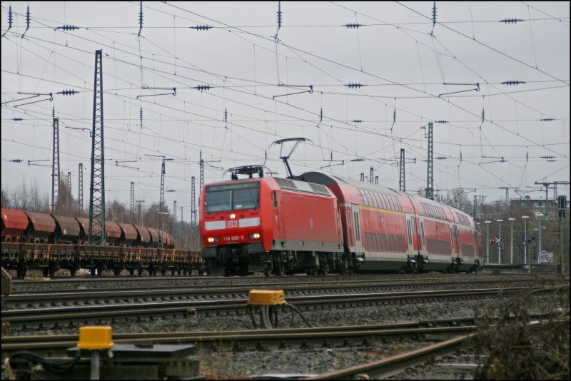 146 020 bringt bei Bochum-Ehrenfeld den RE6 (RE 4318)  WESTFALEN-EXPRESS  von Minden (Westf) nach Dsseldorf. Die Distanz von ca.220 Km legt er in ca. 2:36 Minuten zurck. (05.01.08)