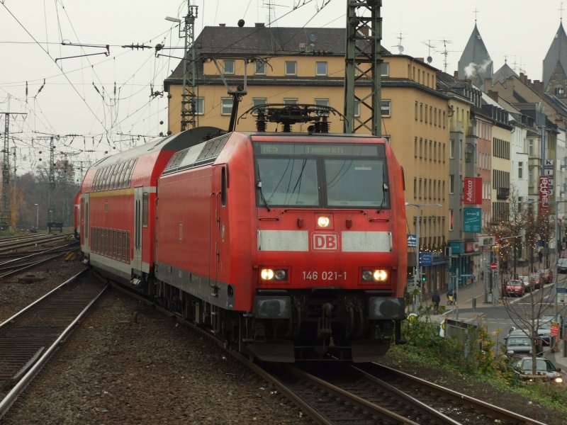 146 021-1 als RE11107 aus Emmerich f�hrt auf Gleis 2 ein.Koblenz 17.11.07 