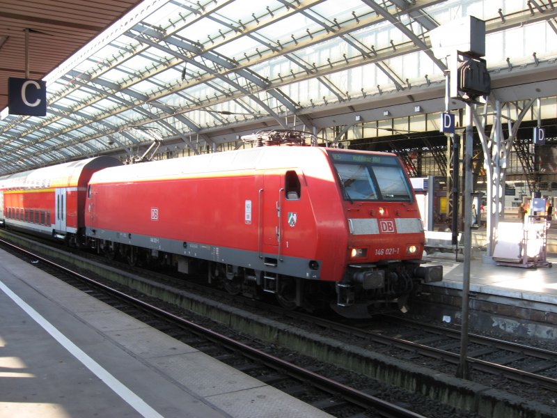 146 021 kam mir am 04.07.2006 vor einem RE 5 nach Koblenz vor die Linse.