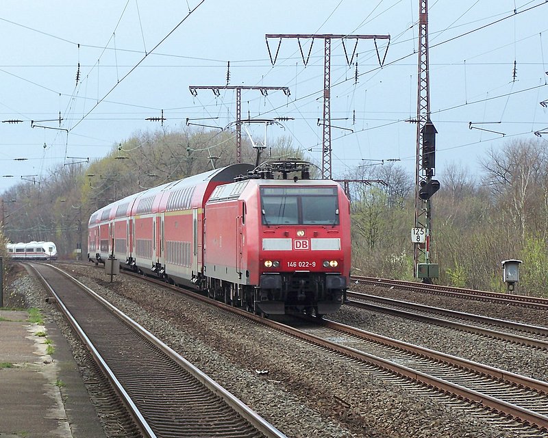 146 022-9 durchfhrt mit 160 km/h den S-bahnhof Essen-Fronhausen auf dem Weg nach Hamm(Westf) als RE1. 30.03.08