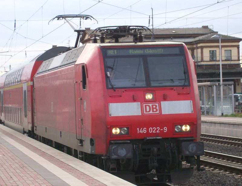 146 022-9 steht mit ihrem RE 1 am Hacken und 30 min. versptung im Drender Bahnhof und wird diesen gleich nach Hamm(Westf) ber Kln Hbf, Dsseldorf Hbf, Essen Hbf und Dortmund Hbf, verlassen. 16.02.2007