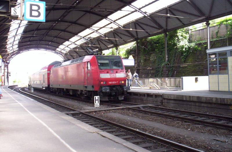 146 023-7 bei der Ausfahrt von Aachen Hbf mit dem RE1.