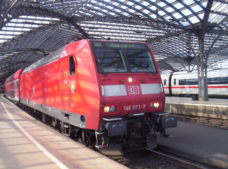 146 023-7 mit dem RE 1 am Hacken in Kln Hbf. 17.08.2005