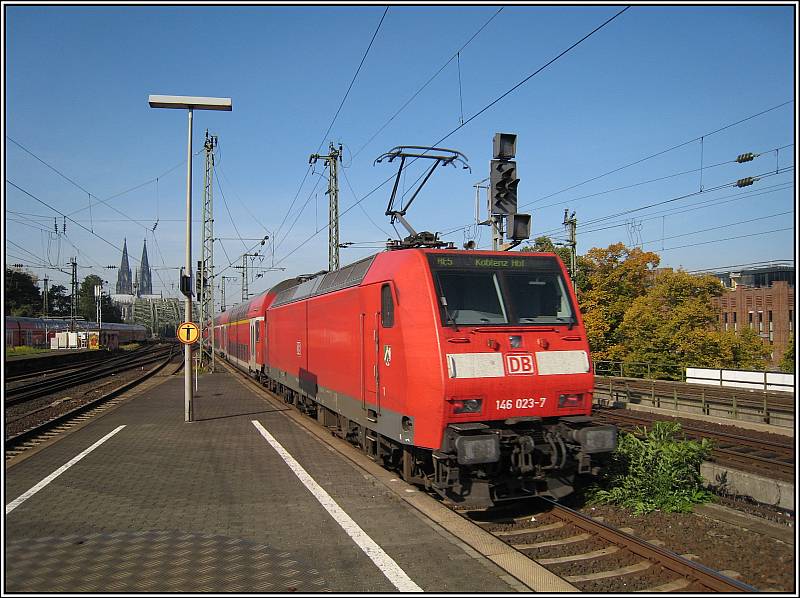 146 023 schiebt am 28.09.2008 den RE5 nach Koblenz Hbf aus dem Bahnhof Kln-Deutz. 