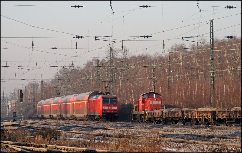 146 023 schiebt den RE 4314  Westfahlen-Express  nach Dsseldorf Hbf. Auf dem Nebengleis rangiert 294 773. (30.12.2008)

