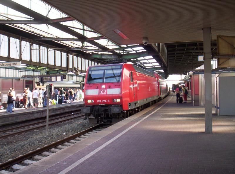 146 024-5 bei Sommerlichem Wetter in Duisburg Hbf als RE 6 nach Minden(Westf). 18.06.2006