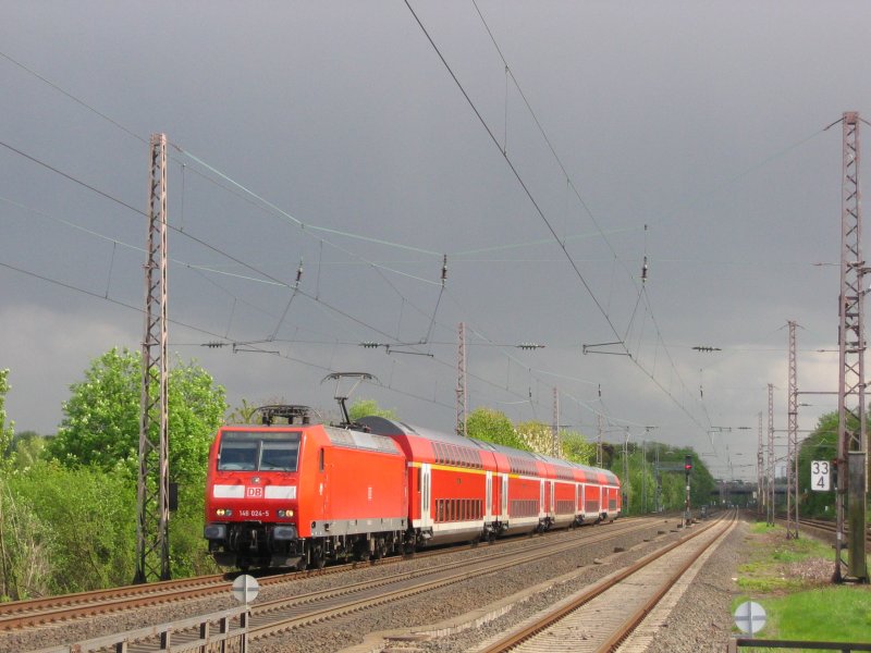 146 024-5 mit dem RE 1 nach Hamm bei der Durchfahrt in Dsseldorf Eller-Sd am 1 Mai 2008