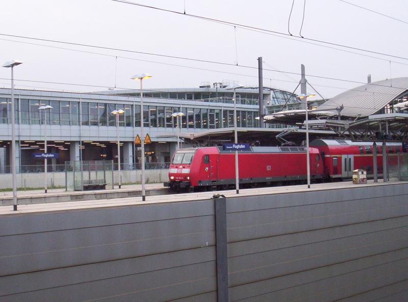146 024-6 als RE 6 in Richtung D�sseldorf Hbf in D-Flughafen. 16.08.2005