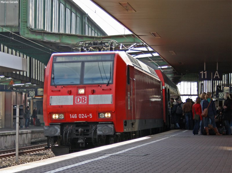 146 024 mit der RE6 nach Minden beim Halt in Duisburg Hbf 18.10.09