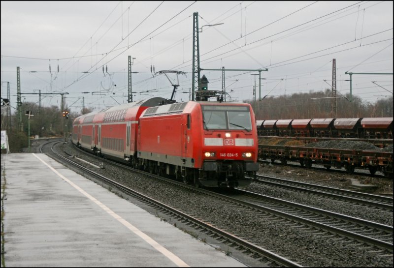 146 024 rasst mit dem RE6 (RE 4317)  WESTFALEN-EXPRESS , von Dsseldorf nach Minden (Westf), am Haltepunkt Bochum-Ehrenfeld vorber.