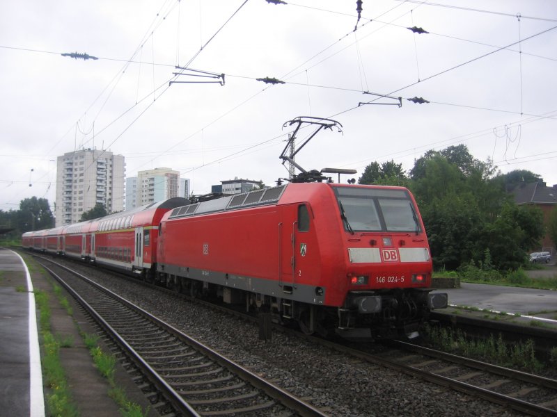 146 024 steht am 29.07.2007 mit dem RE 5 nach Koblenz in Wesel. Wegen Bauarbeiten fing dieser Zug bereits in Wesel an und nicht wie normal in Emmerich.