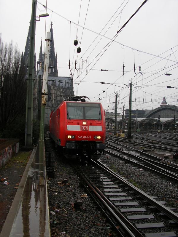 146-024 verlsst mit dem Rhein-Express (RE 5) Koblenz - Emmerich Kln Hbf und wird gleich die Hohenzollernbrcke berqueren. Im Hintergrund der Dom. (28.2.06)