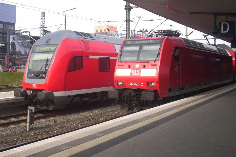 146 025-2 als RE6 nach Dsseldorf und ein 766.0 Steuerwagen als RE70 nach Braunschweig im Bielefelder Hbf. 13.04.2007