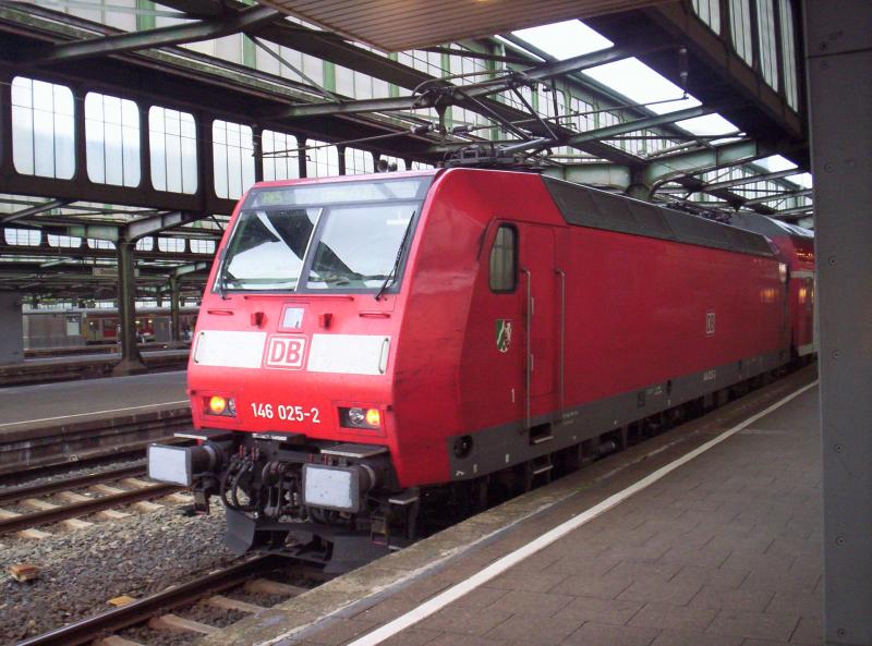 146 025-2, in Duisburg Hbf, schiebt den RE 5 (Rhein-Express) in Richtung Emmerich. 22.07.2005