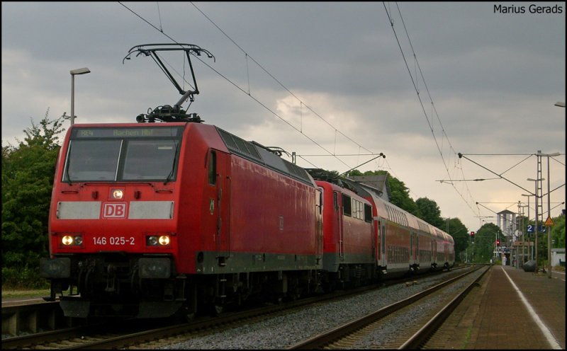 146 025 mit der defekten 111 115 und dem RE10426 am Hacken bei der Ausfahrt von Geilenkirchen. 4.6.2009
