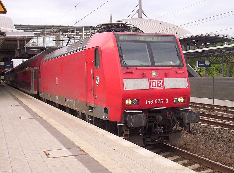 146 026-0 als RE  Rhein-Express  nach Koblenz in Dsseldorf Flughafen. Sommer 2006